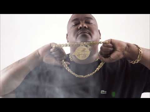 MULHER GOSTA DE STATUS CAI PRA FAVELA PRA SENTA PROS CRIMINOSO MC RENNAN