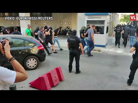 Privođenje navijača nakon nereda u Ateni, Grci ih vrijeđali: 'Ubojice! Fašisti!'