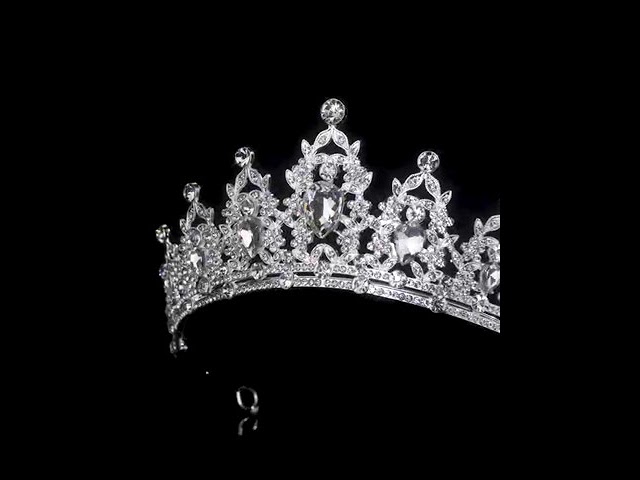 Vídeo relacionado con CHAOTEMAI Corona Cumpleaños Retro Corona para Tarta de Cumpleaños Moderno y Versátil Coronas Cristal Blanco Tiaras Novia para Bodas Bailes Espectáculos Infantiles Festivales Parques Temáticos