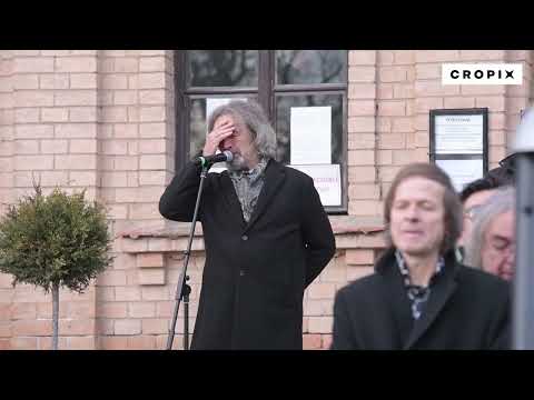 Husein Hasanefendić održao govor na pogrebu pjevača Akija Rahimovskog na groblju Mirogoj