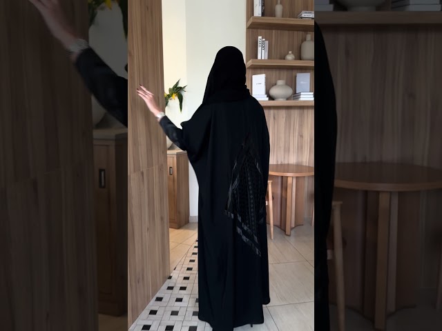 عباية انترنت نص بشت قطري بتطريز هندسي من الخلف