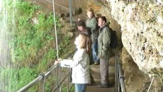 preview picture of video 'Achter de waterval van de Giessbachfälle'