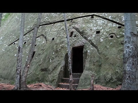 Traseu in Muntii Buzaului. Asezarile rupestre din Tara Luanei