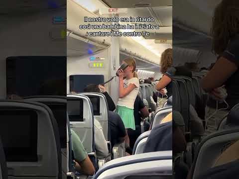 Una bambina canta in aereo una canzone dei Me contro Te!