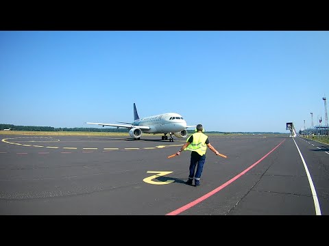 Maribor airport "Follow me car" - How to park an Airbus A320