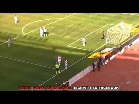 BARI ALBINOLEFFE 2-3 FORTISSIME PROTESTE BARESI RIGORE PRIMA NON DATO E POI ASSEGNATO 04 09 2011.mpg