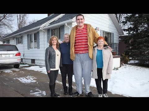 The 7ft 8in Teen Who Can’t Stop Growing