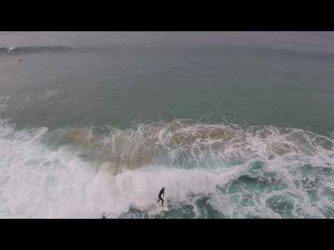 Imaxe aérea de surfistas arrancando ondas divertidas en Bombo