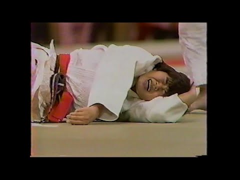 女子柔道での完璧な腕ひしぎ十字固め～泣いて痛がる