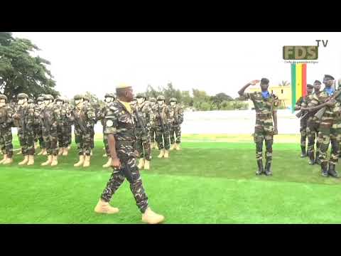 Revue des troupes par le Chef de corps du Bat Paras- lt colonel Aranda Gérald Assine
