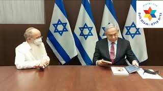 ספר תפילה ברית עולם וספר הלכות ברית שלום מוענקים לרוה"מ נתניהו ע"י הרב שרקי