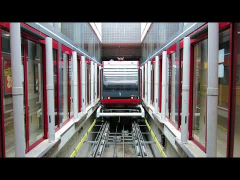 Standseilbahn 2000.05 Neuchâtel Uni - Gare Funambule - Wagen fährt aus der Talstation