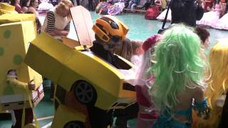 preview picture of video 'Transformers űrdongó jelmez (Transforming Bumblebee costume)'