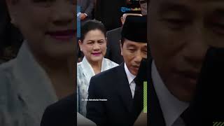 Momen Presiden Jokowi Rela Jongkok Ambilkan Pin Anggota Paskibraka yang Jatuh saat Pengukuhan