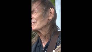 Gordon Lightfoot sings 'Drink Yer Glasses Empty' at Tawse Winery