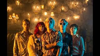 R5 Hurts Good lyrics