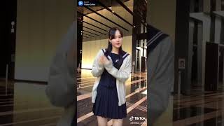 《エロTikTok》『絶対領域』突然の足上げ