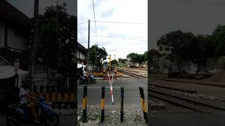 Download lagu Tutup Palang Pintu Perlintasan Kereta Api #keretaapi #palangpintu #perlintasan #sirine #jalan #suara mp3