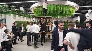 חברים של החתן מקפיצים את רחבת הריקודים  ישיבת רש"י  נתנו את ההופעה 'של החיים' בחתונה