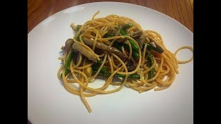 Espaguetis integrales con setas al ajillo y espárragos verdes