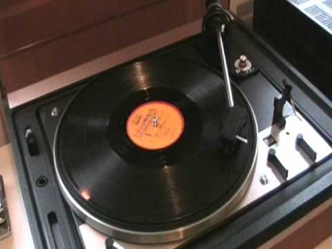 I Saw Mommy Kissing Santa Claus - Jimmy Boyd