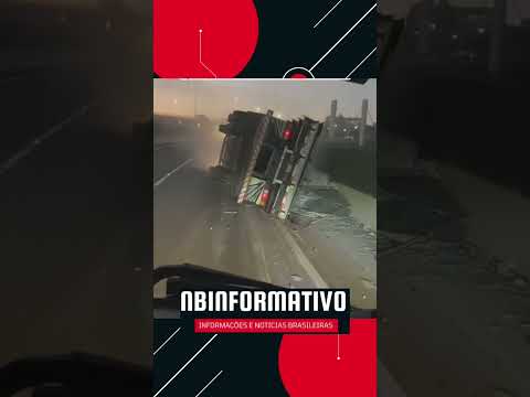 Caminhão tomba na BR 116 em Campina Grande do Sul