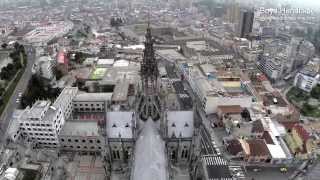 preview picture of video 'La Basílica del voto Nacional, Quito-Ecuador (Video aéreo)'