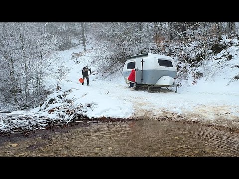 HEISSE KAPSELWAGEN IN DEN VERSCHNEETEN, KALTEN BERGEN