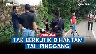Download lagu A mugger was caught by residents and was beaten with a belt. mp3 Download lagu A mugger was caught by residents and was beaten with a belt. mp3