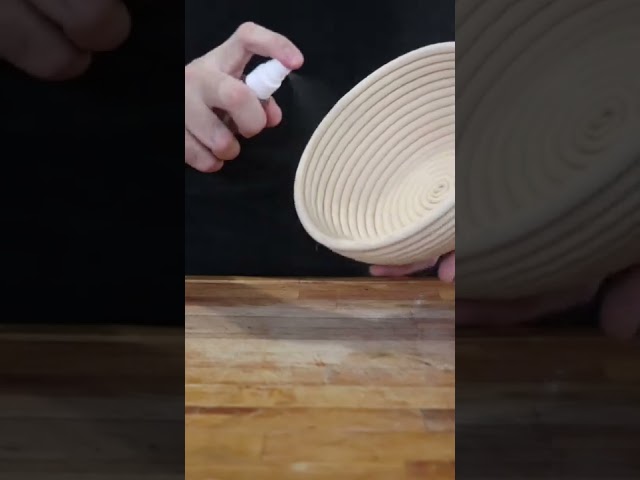 Vídeo relacionado con YAANI Juego de 2 cestas para fermentar pan redondas y ovaladas, cesta para fermentar Banneton + batidor de masa + cuchillas para pan + raspador de masa + raspador flexible de regalo