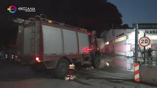 ΟΛΟΝΥΧΤΙΑ ΜΑΧΗ ΜΕ ΤΙΣ ΦΛΟΓΕΣ ΣΤΗ ΦΩΤΙΑ ΠΟΥ ΞΕΣΠΑΣΕ ΣΕ ΕΡΓΟΣΤΑΣΙΟ ΠΛΑΣΤΙΚΩΝ ΣΤΗ ΛΑΡΙΣΑ 17 08 2026