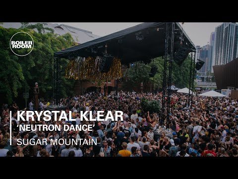 Gerd Janson dropping Krystal Klear's "Neutron Dance" at Sugar Mountain