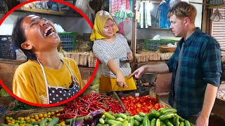 Download lagu Pura-Pura G0BL0K Gak Bisa Bhs Jawa, Bule Ini Bikin Emak-Emak Emosi Dan Mengumpat !! mp3 Download lagu Pura-Pura G0BL0K Gak Bisa Bhs Jawa, Bule Ini Bikin Emak-Emak Emosi Dan Mengumpat !! mp3