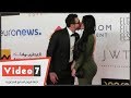 قبلة ساخنة وأحضان مثيرة بين أحمد الفيشاوى وزوجته على السجادة الحمراء mp3