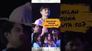 Download lagu Artispun ga kedip liat Pak Duta Sheila on 7 #sheilaon7 Live from Clash Badminton mp3
