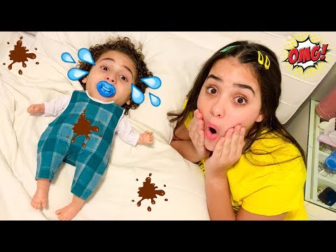 RYAN VOLTA A SER BEBÊ - RYAN pretend to play baby