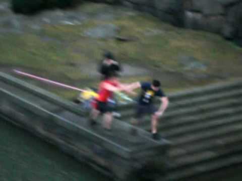 Robban Andersson & Stefan Sahlin badar isvak vid stadshuset - annan vinkel