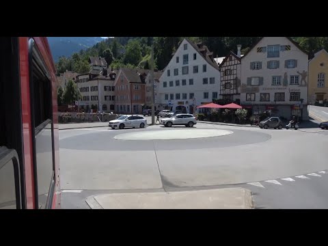 Mitfahrt Chur - Lüen Castiel Strecke Chur - Arosa | Zug fährt auf der Strasse.