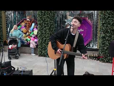 Brilliant Busker Brad Heidi Arrives on Grafton Street with "Blinding Lights" by The Weeknd.