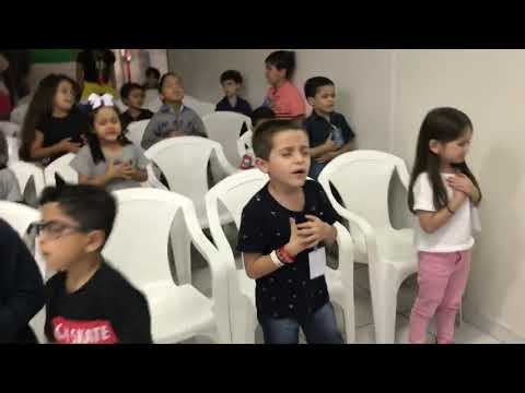 Crianças Adorando Culto infantil