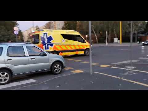 Győri Mercedes mentőkocsi látványosan siet egy riasztás helyszínére. ( 2022 10. 06. )