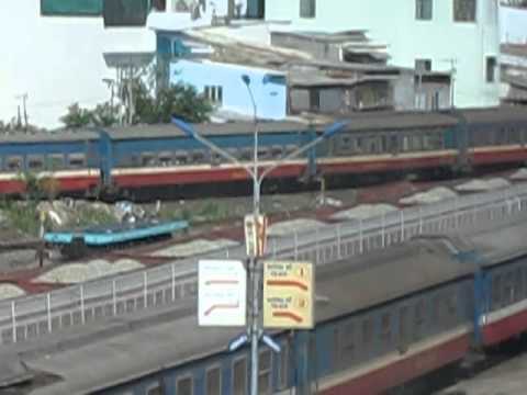 D19E - 95x kéo tàu SE7 ra ga Nha Trang