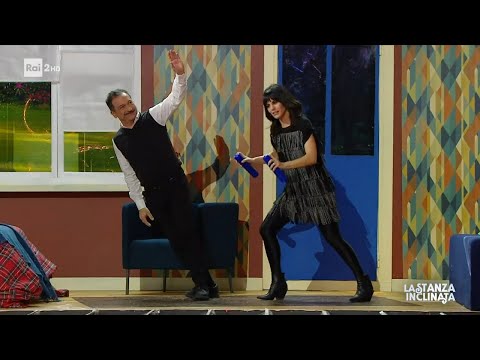 La stanza inclinata - Stasera tutto è possibile 20/03/2023