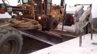 preview picture of video 'CAT 12H grader saves CAT 242B stuck in the gravel'