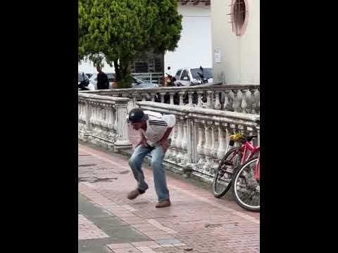 Décharge électrique entre les jambes pour les voleurs de vélos - video drôle