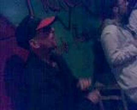 Conka dando palmaes en el Karaoke Fantasias