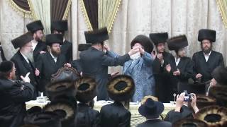 שמחת השבע ברכות המרכזי בבית ספינקא - מכנובקא בעלזא - קרעטשניף ריקוד עם החתן והמחותן