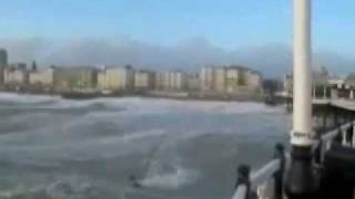 Kite surfer Jumps Brighton Pier.100Ft - England - Lewis Crathern