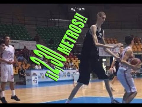 El adolescente MAS ALTO DEL MUNDO jugando al baloncesto INCREIBLE!