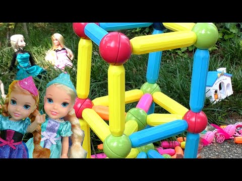 Magnetic blocks ! Elsa & Anna toddlers - playing in the park - Barbie dolls